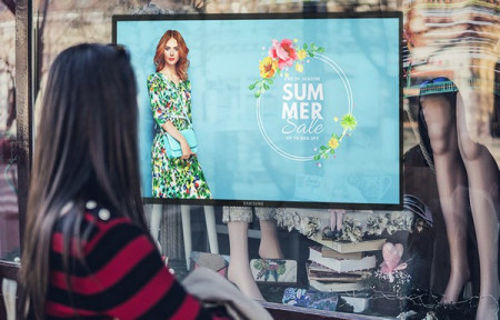 retail-outside-display-screen